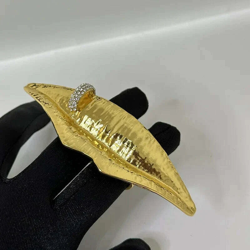 Exaggerated Metal Golden Plated Lips Shaped Adjustable Ring For Women Fashion Jewelry Accessories