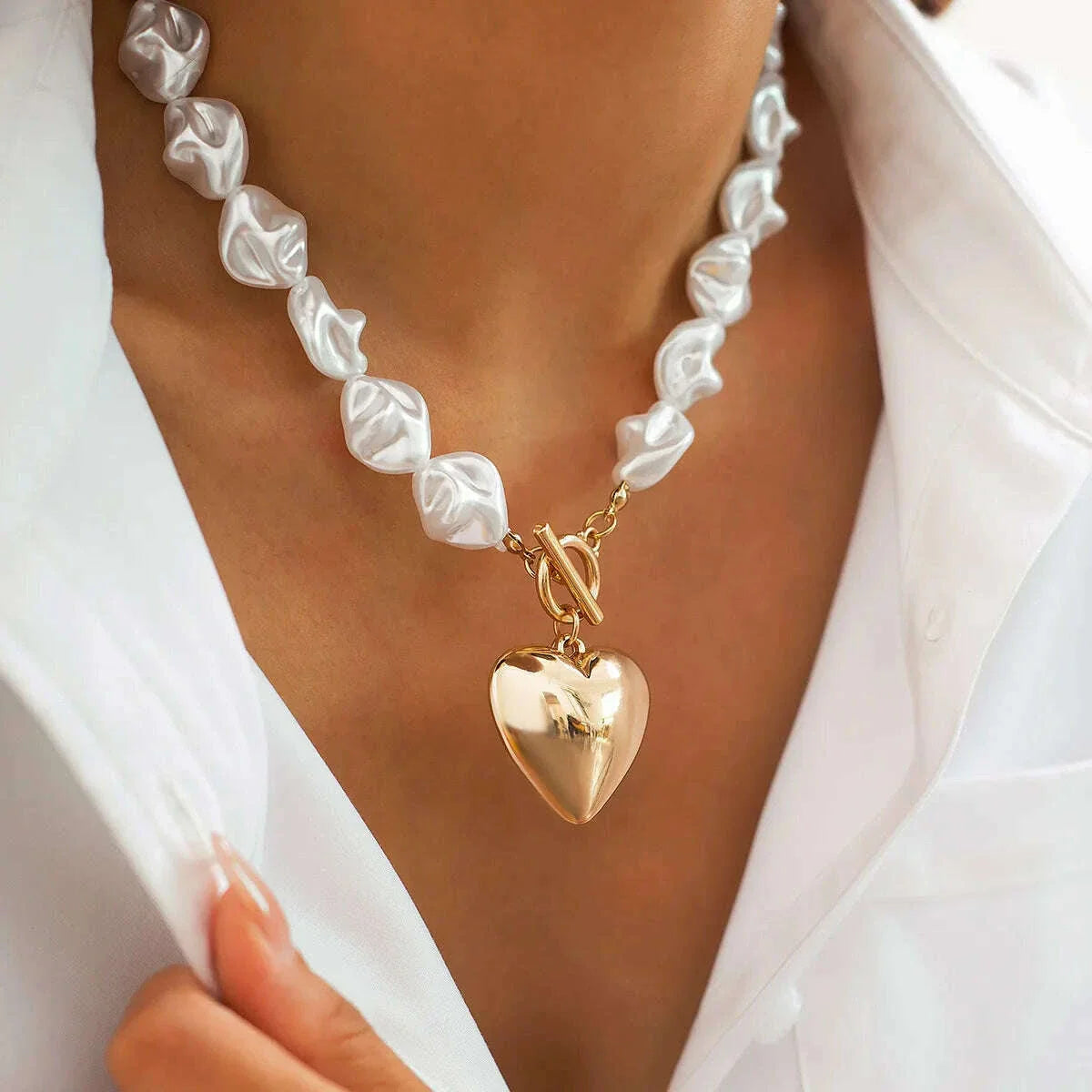 Retro Exaggerated Heart Shaped Pendant Short Necklace 2024 Women's Simple Sweet Imitation Pearl Girl Fashion Wedding Jewelry