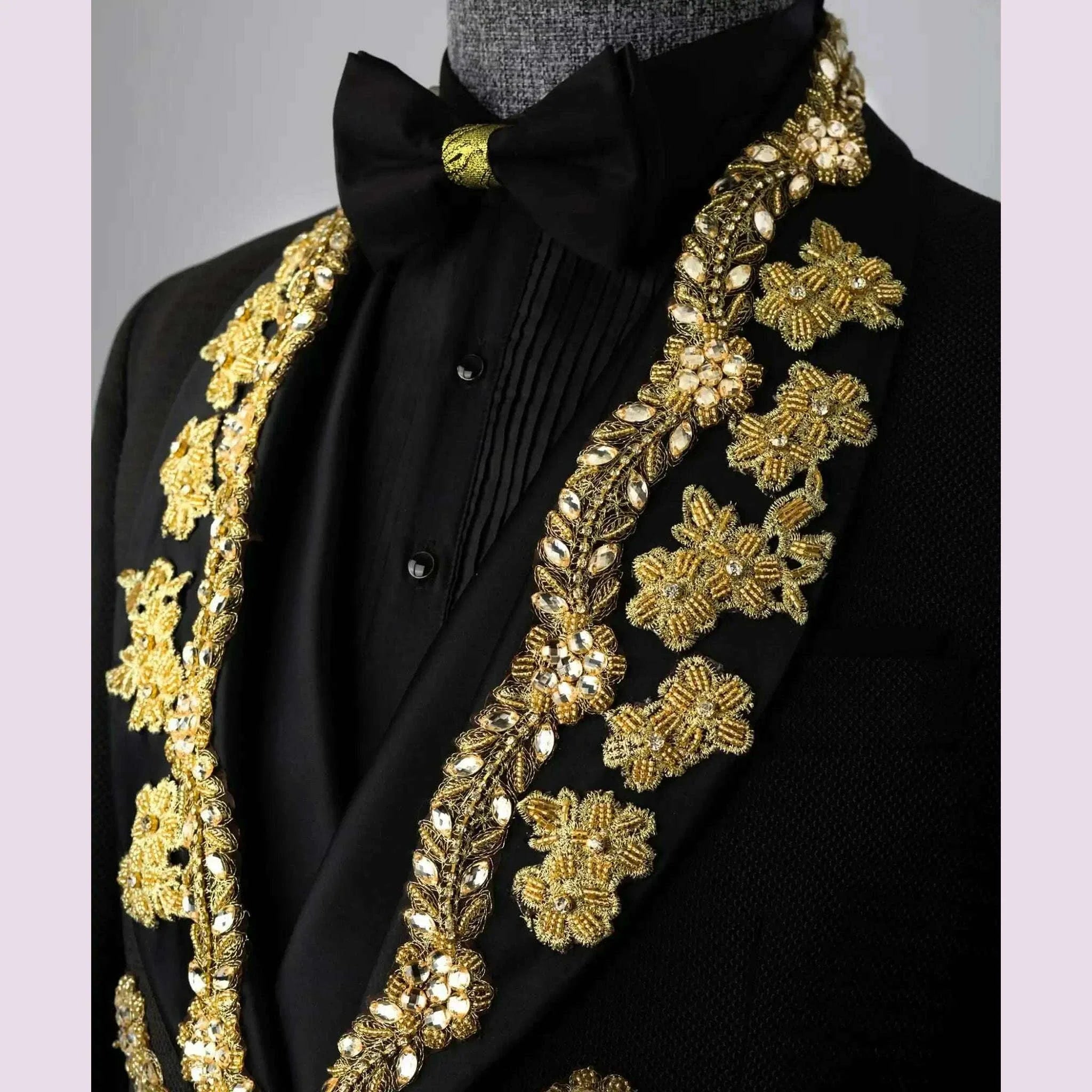 Luxury Men's Suits Tailored 2 Pieces Blazer Pants One Button Wedding Sheer Lapel Gold Appliques Diamonds Custom Made Plus Size