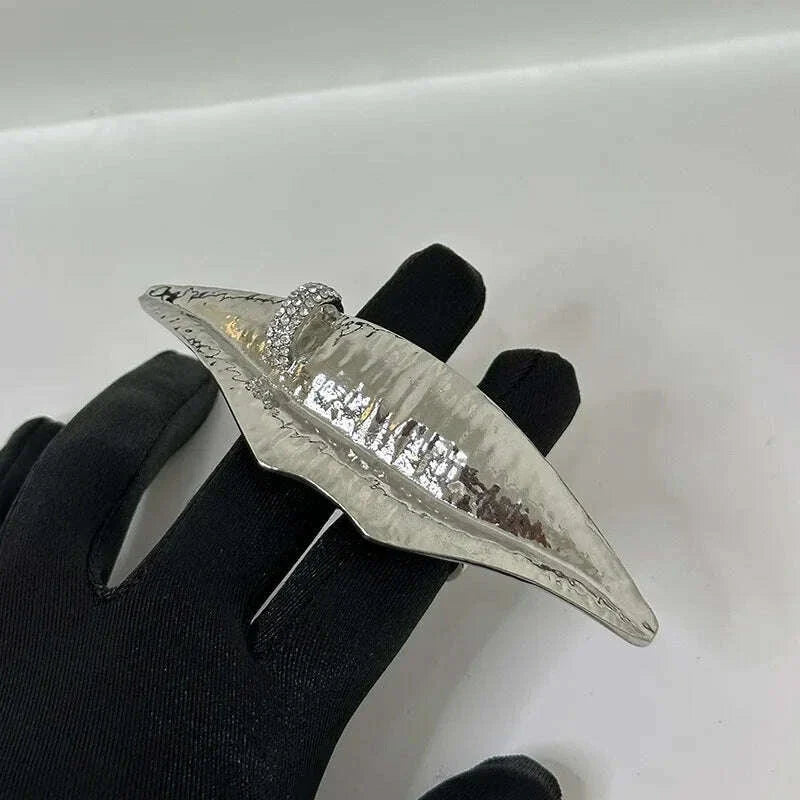 Exaggerated Metal Golden Plated Lips Shaped Adjustable Ring For Women Fashion Jewelry Accessories