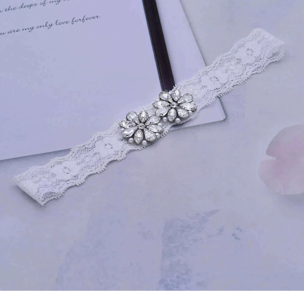 TOPQUEEN Sexy Girls Garter Set White Lace Bridal for Women Silver Rhinestone Belt Black Wedding Garters for Bride Dress S76