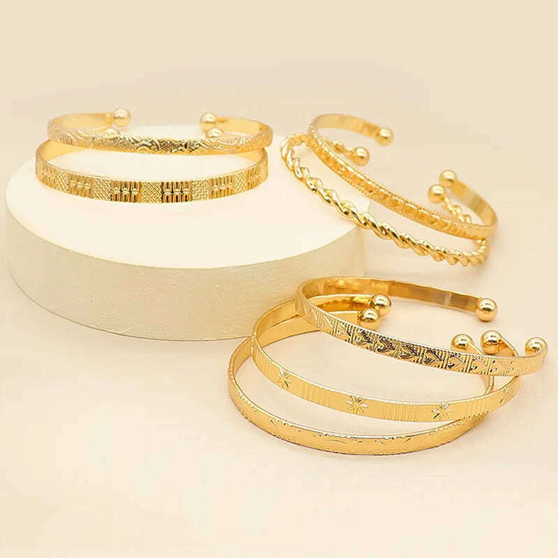 7 Pcs/Set Bohemian Vintage Metal Gold Peach Heart Geometric Carved Flower Open Bracelets Set for Women Fashion Jewelry Gifts