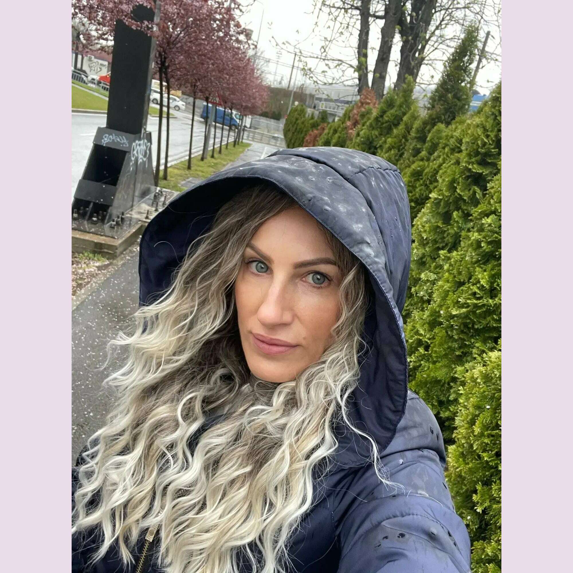 Ash Blonde Curly Wig Synthetic Long Curly Hair Wigs for Women Fluffy Hairstyle Wave Ombre Wig Costume Carnival Party Regular Wig