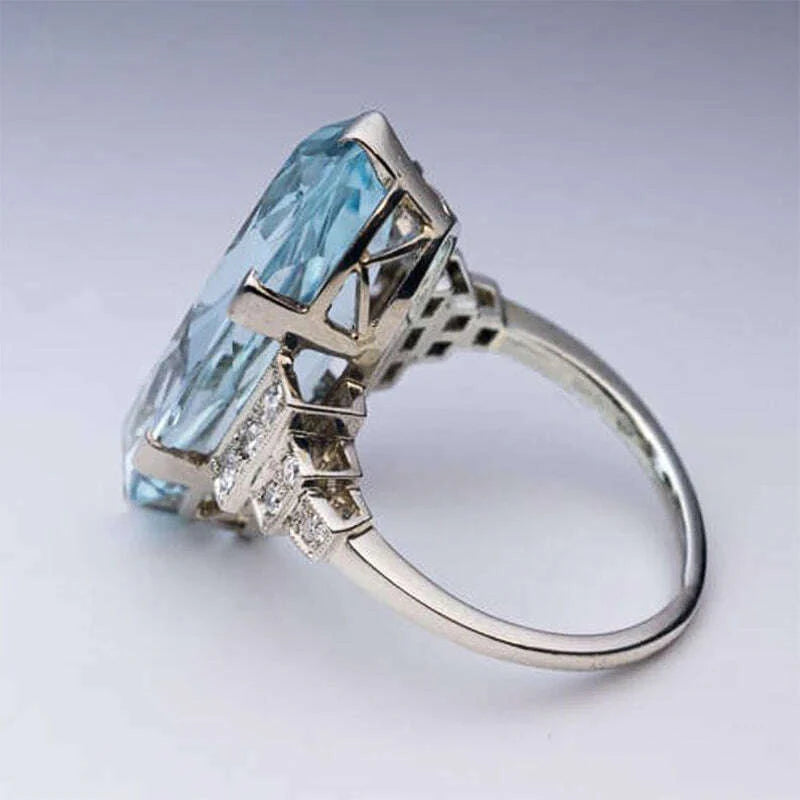 Huitan Female Light Sky Blue Wedding Ring Solitaire Band Oval Stone Engage Party Women Luxury Jewelry Shine CZ Stone Best Gift